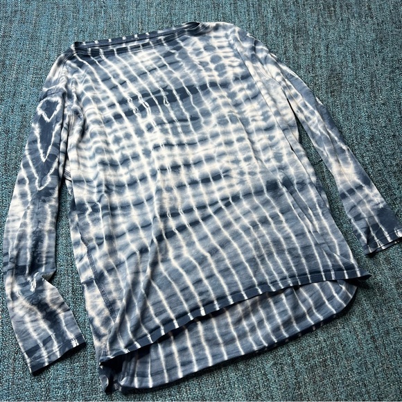 Lululemon Back in Action Long Sleeve Tie Dye Shirt in Shibori Square Ocean Air - Picture 4 of 5